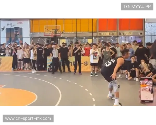 NBA篮筐被扣歪,裁判暂停比赛维修 NBA篮筐被扣歪,裁判暂停比赛维修