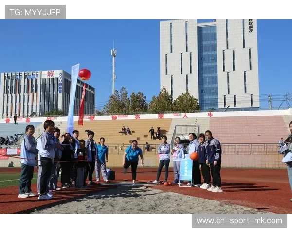 赛场外纪念展览展示运动员成长瞬间打动观众，运动员比赛现场