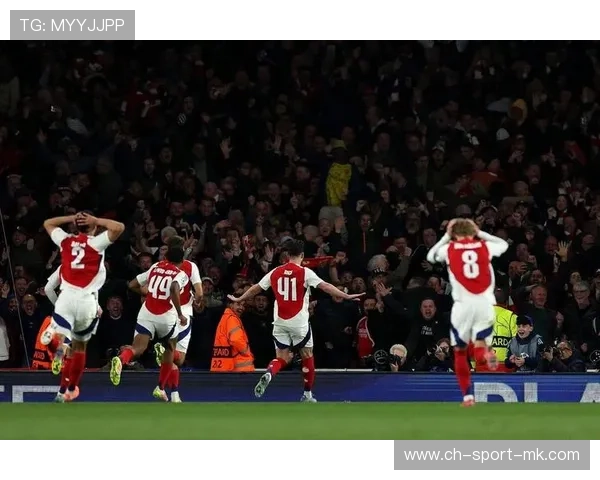 德布劳内主罚前场任意球,皮球绕过人墙直挂球门左上角 德布劳内主罚前场任意球,皮球绕过人墙直挂球门左上角